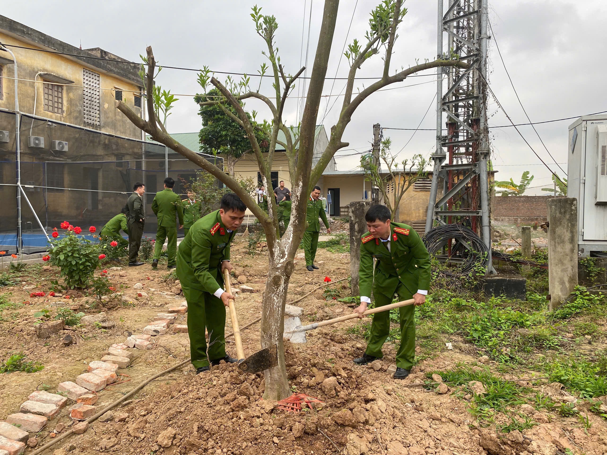 Công an xã Hợp Tiến hưởng ứng Tết trồng cây “Đời đời nhớ ơn Bác Hồ” năm 2026